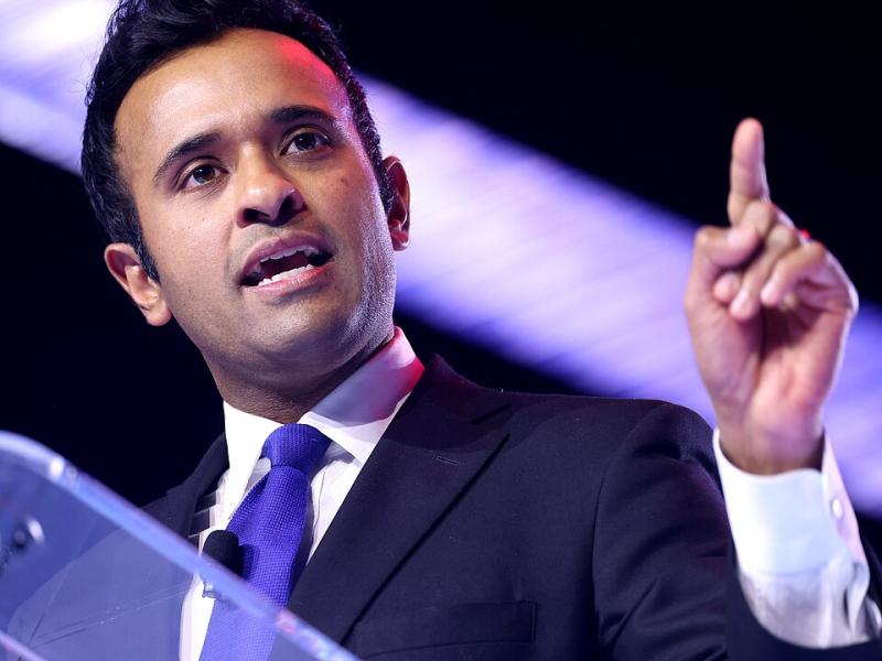 Gubernatorial candidate Vivek Ramaswamy speaks at a podium.